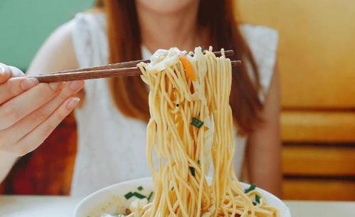 娱乐吃瓜酱吃面条视频,趣味横生瞬间引网友热议